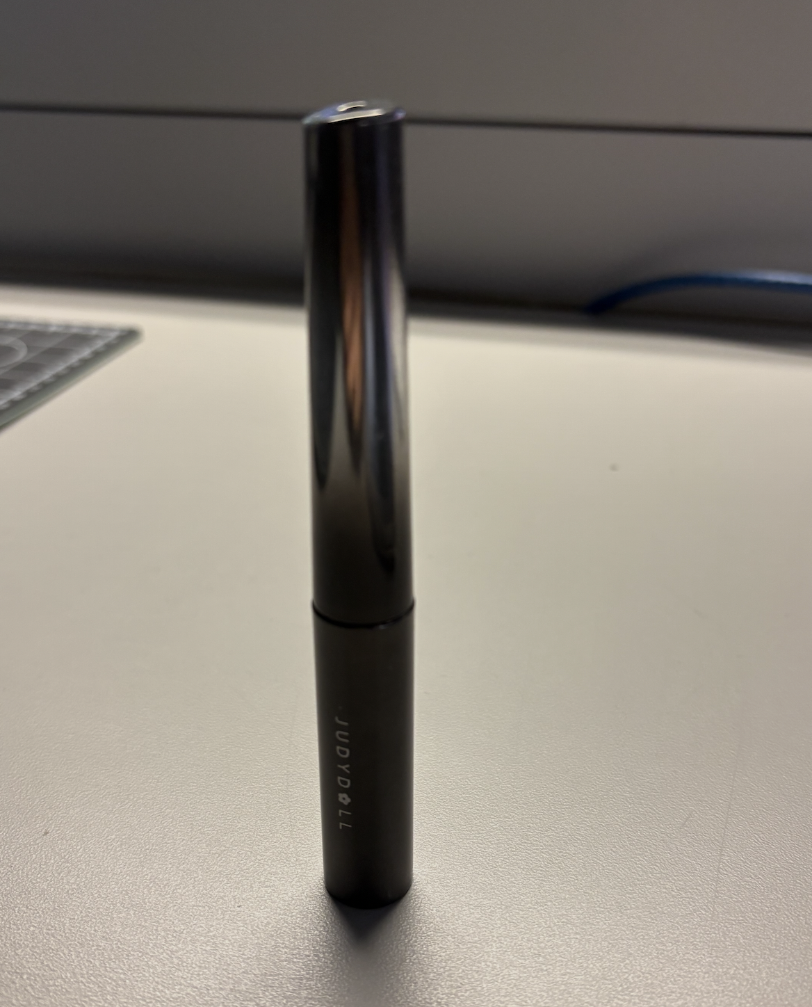 A classic shape of Judydoll's mascara. The item explores simple form and slight tilts create a distinctive visual character.